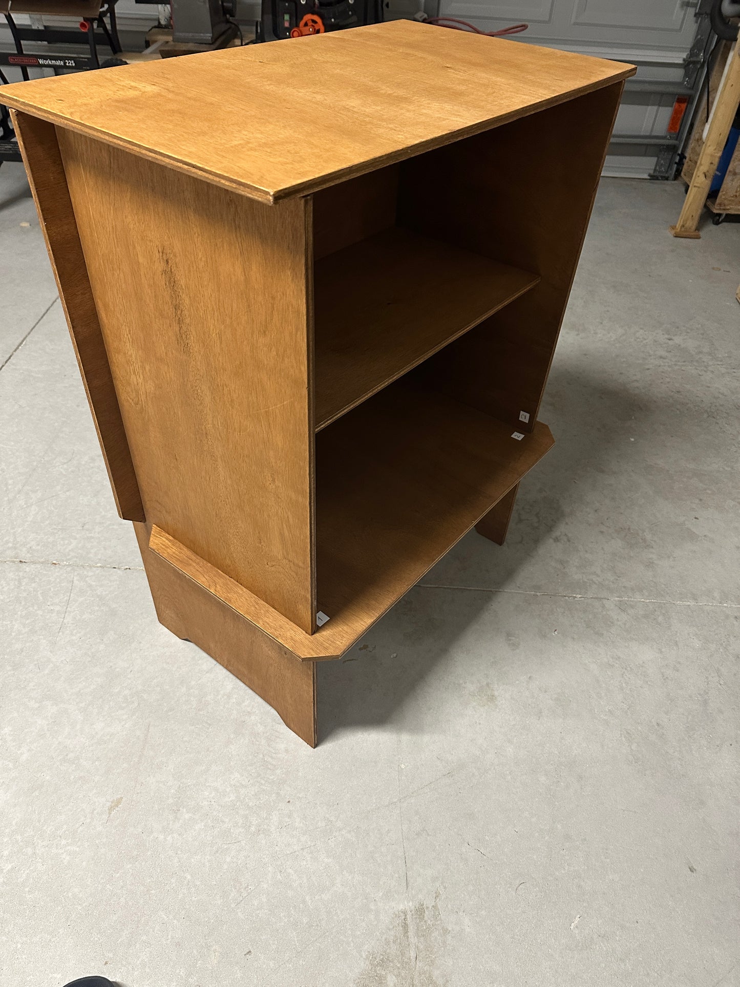 Portable wooden checkout desk for vendors - Klaily
