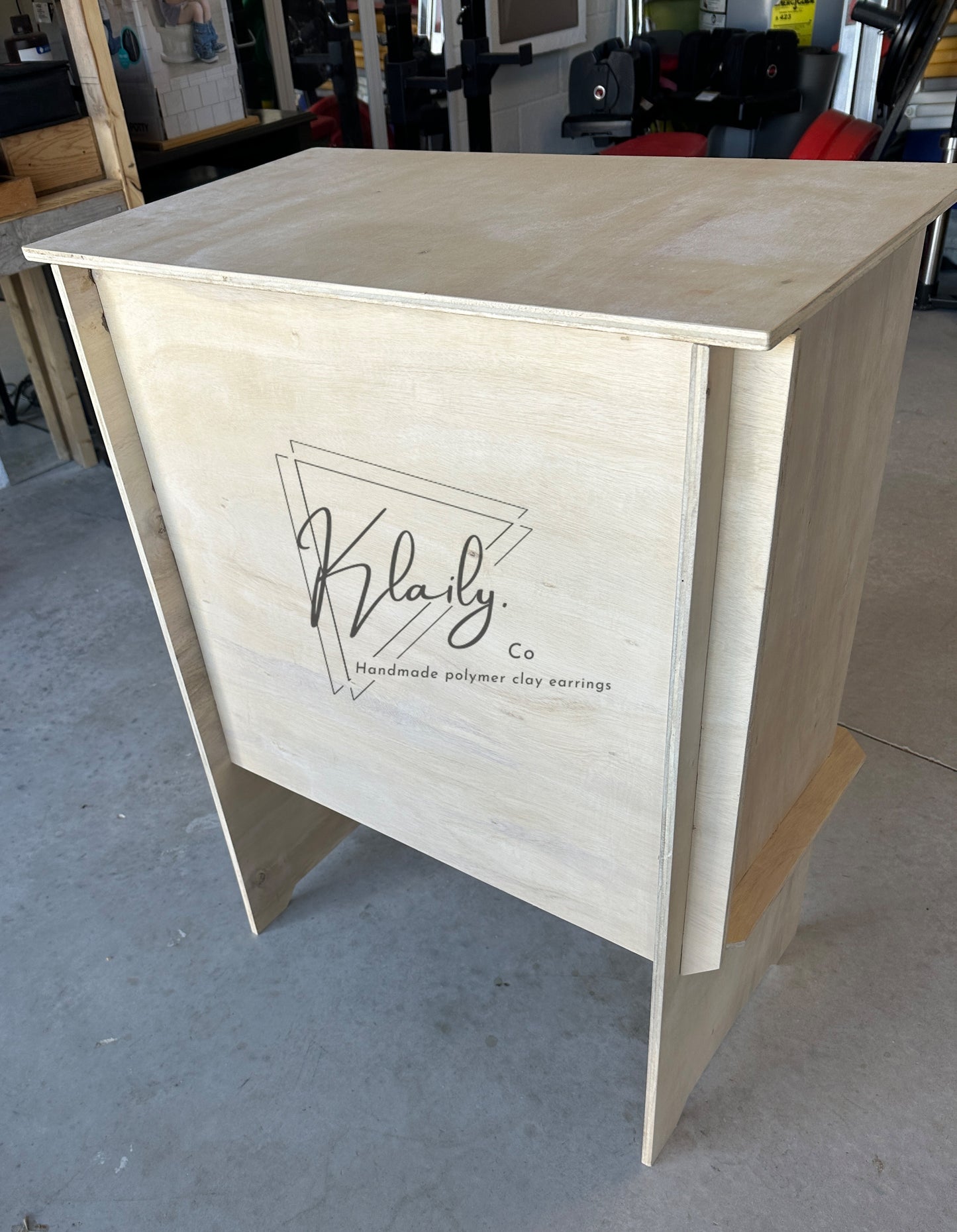 Portable wooden checkout desk for vendors - Klaily