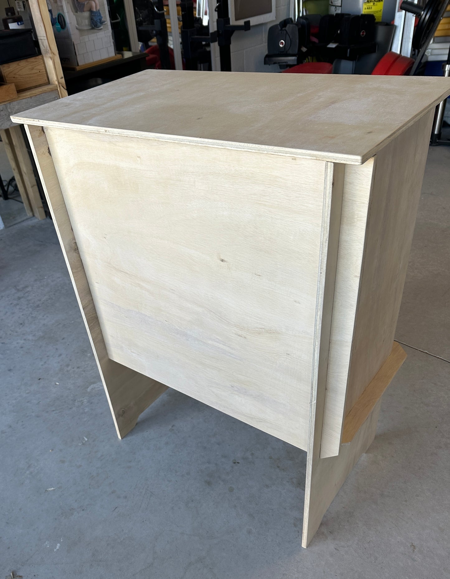 Portable wooden checkout desk for vendors - Klaily