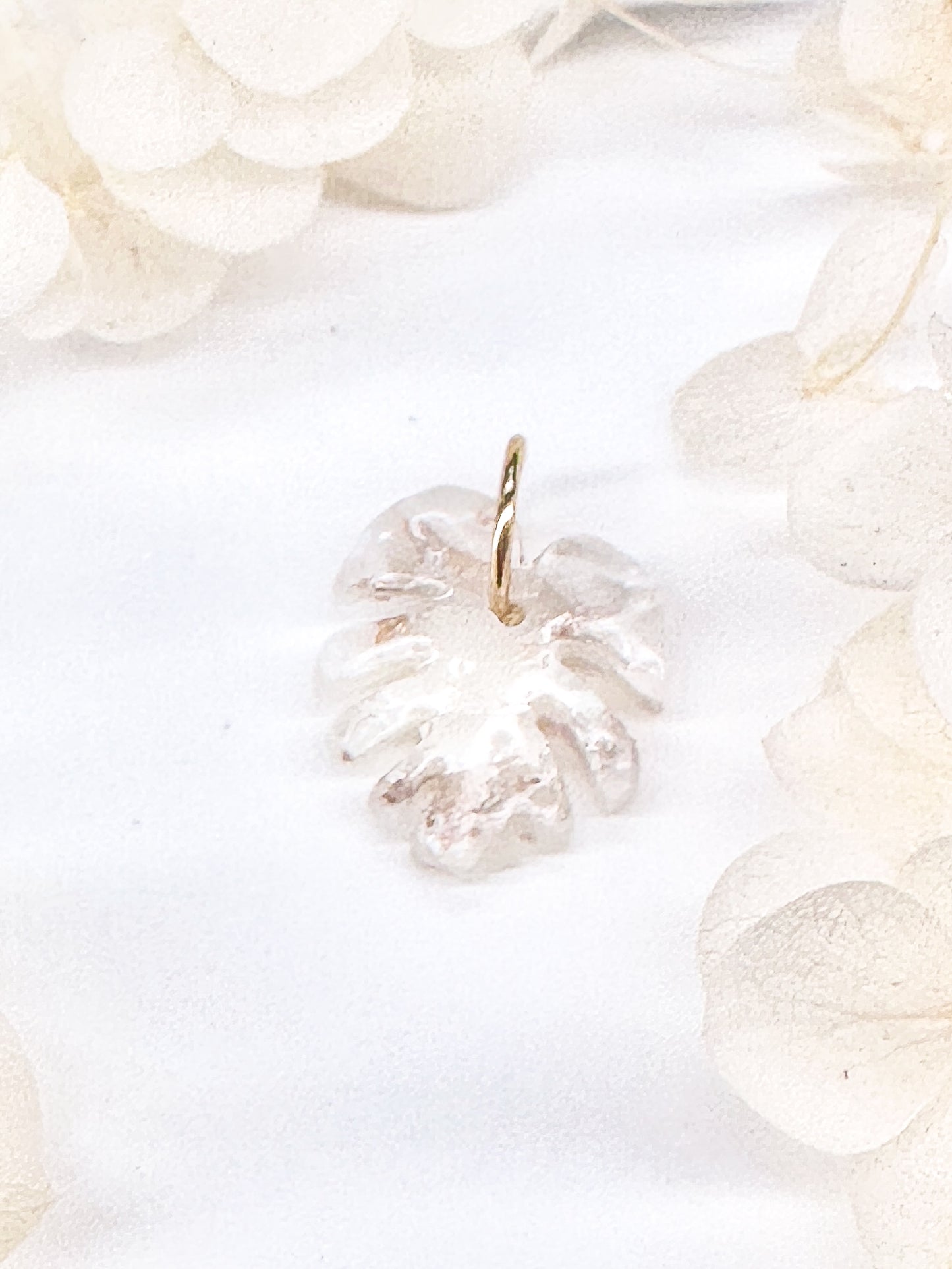 Mini Monstera Charm – White Marble with Gold Flakes